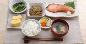 白米や焼き鮭、納豆など健康的な和食の朝食